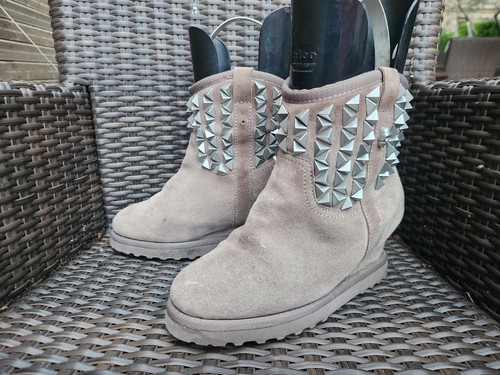 Ash - 👢,